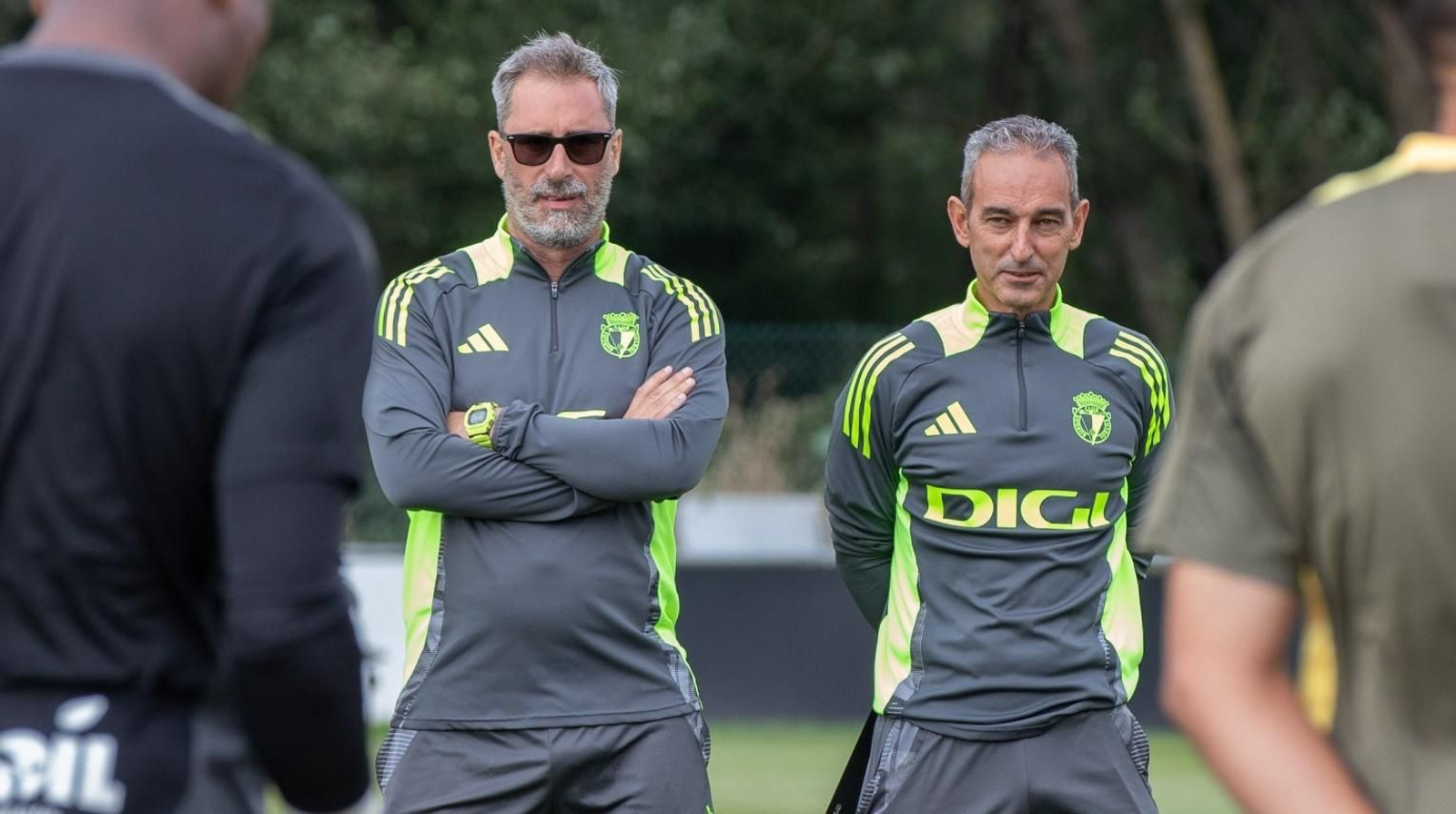 Jon Pérez Bolo, a la izquierda en la imagen, el entrenador del Burgos.
