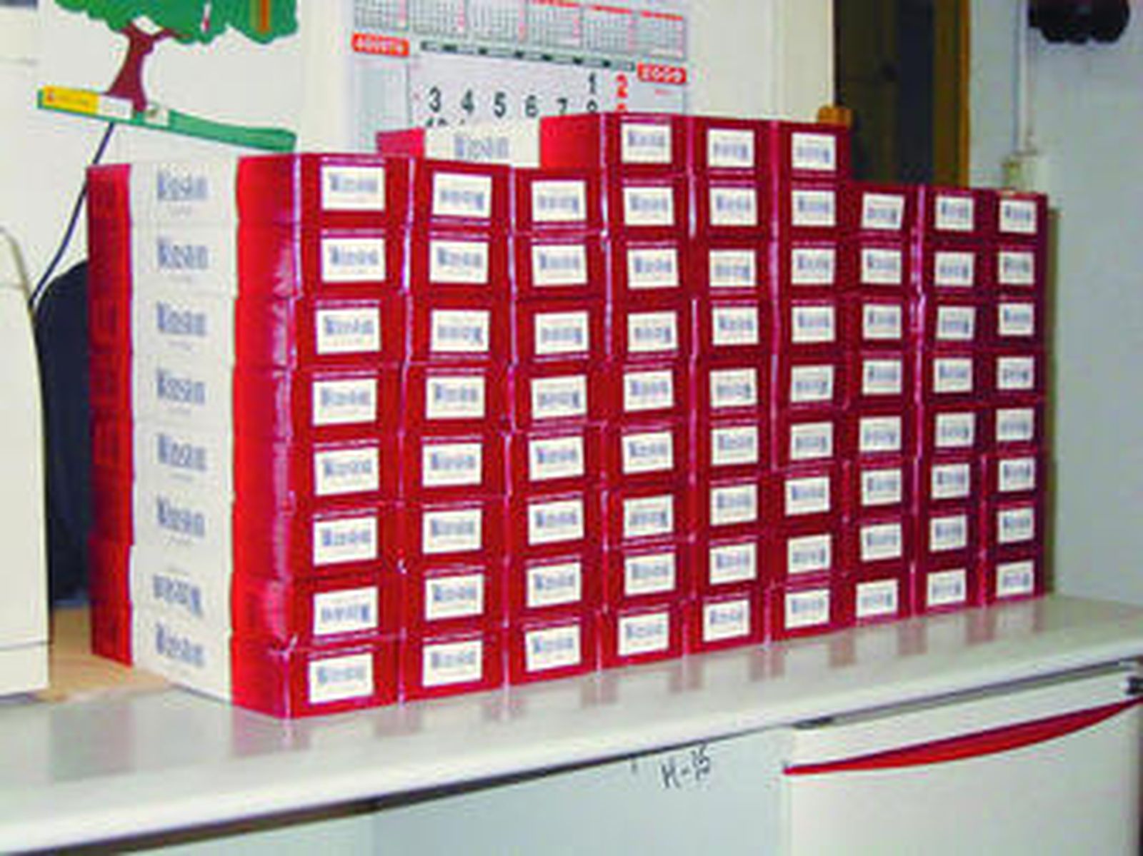 Los 75 cartones que transportaban en una furgoneta.