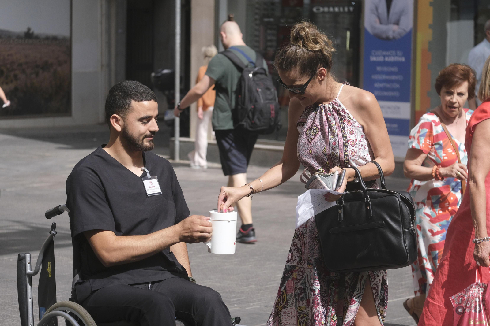 Recolecta de Cáritas en el centro de Córdoba.