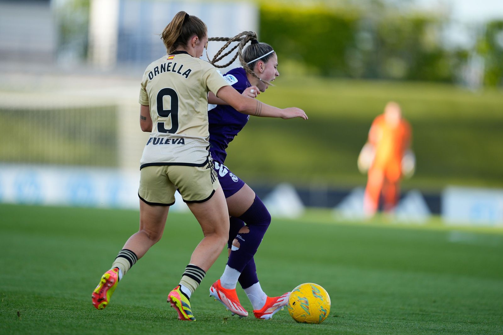 Ornella intenta robarle el cuero a Athenea