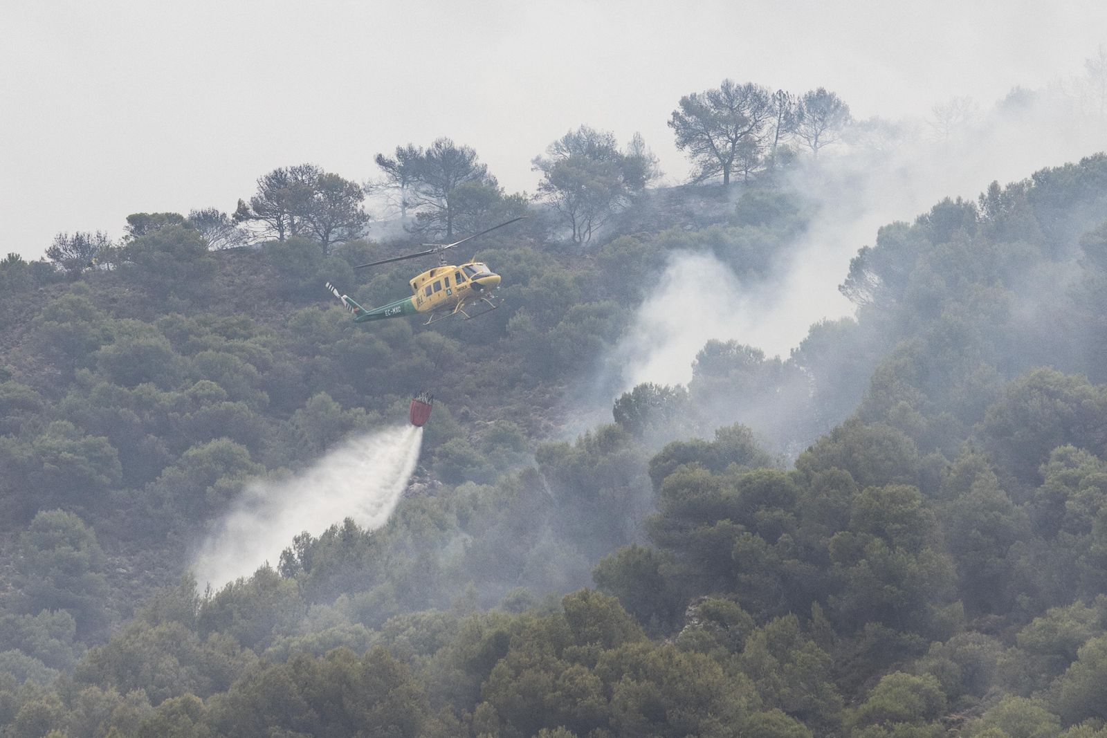 Imagen de un helicóptero actuando sobre las llamas en Nívar