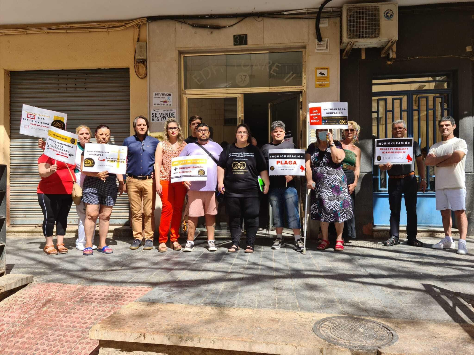 Cs participa en un acto de apoyo a María Rosa, afectada por la ocupación de su vivienda. Cs participa en un acto de apoyo a María Rosa, afectada por la ocupación de su vivienda.