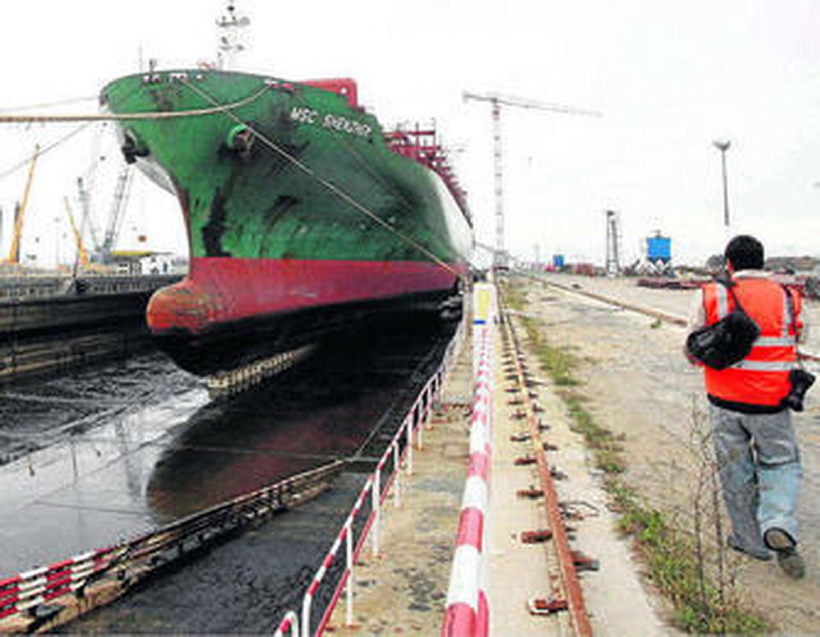 Imagen del 'MSC Shenzhen' en el interior del muelle de Crinavis, a los pocos días del accidente, en 2009.
