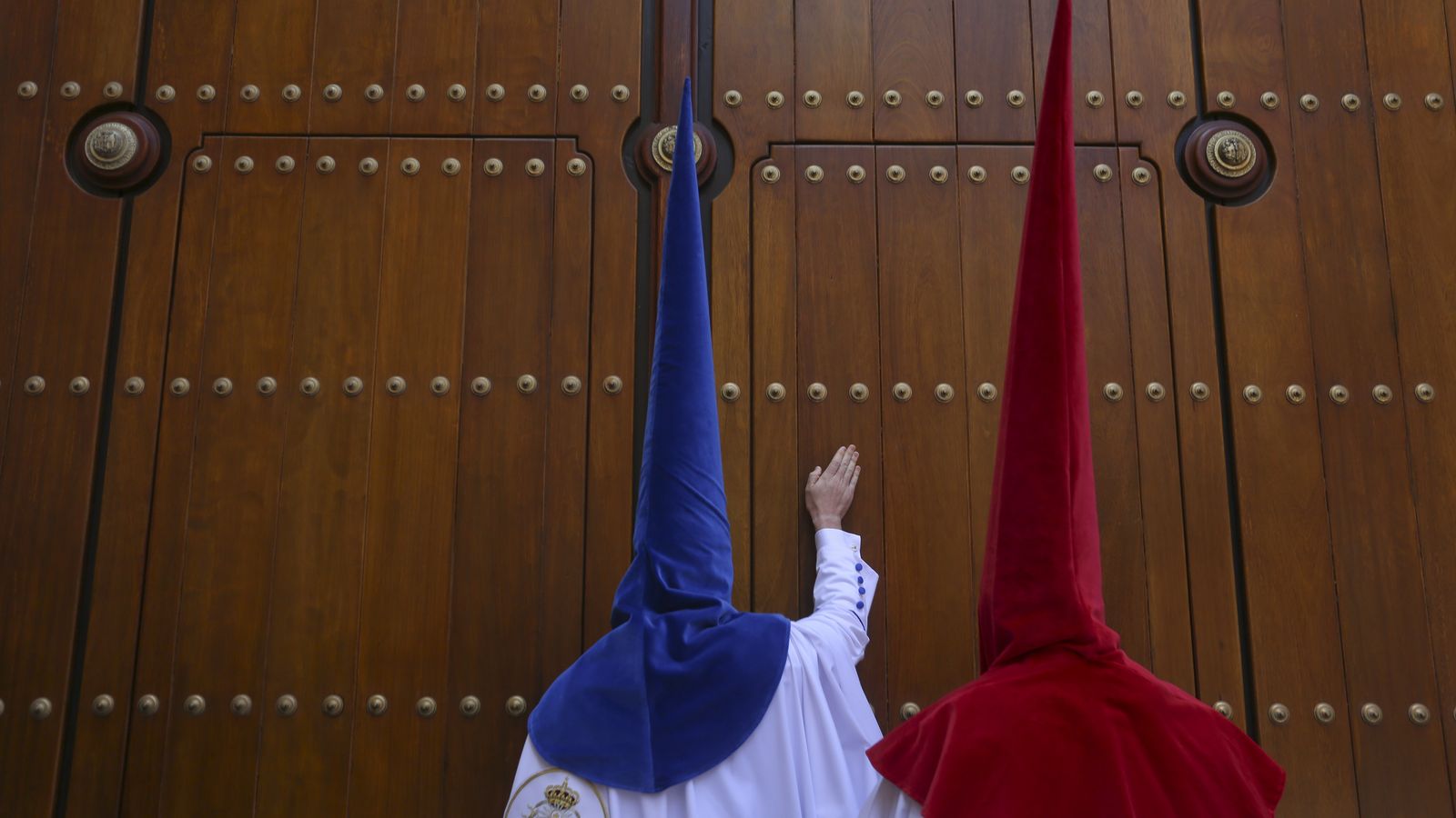 Los jefes de procesión de ambas secciones tocan la puerta de la casa hermandad.