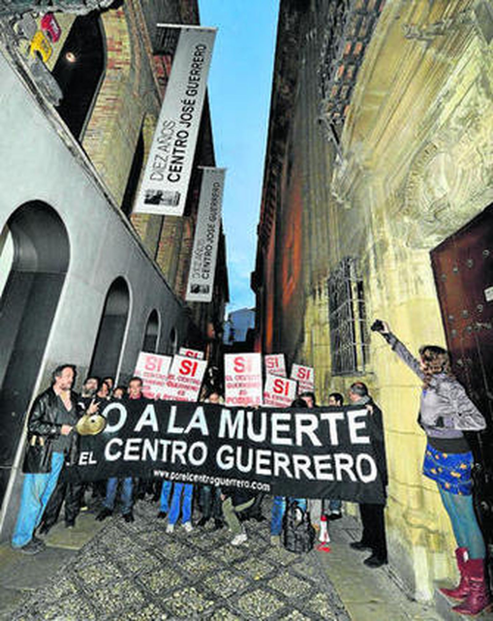 Protesta de la plataforma contra el cierre del Centro Guerrero.