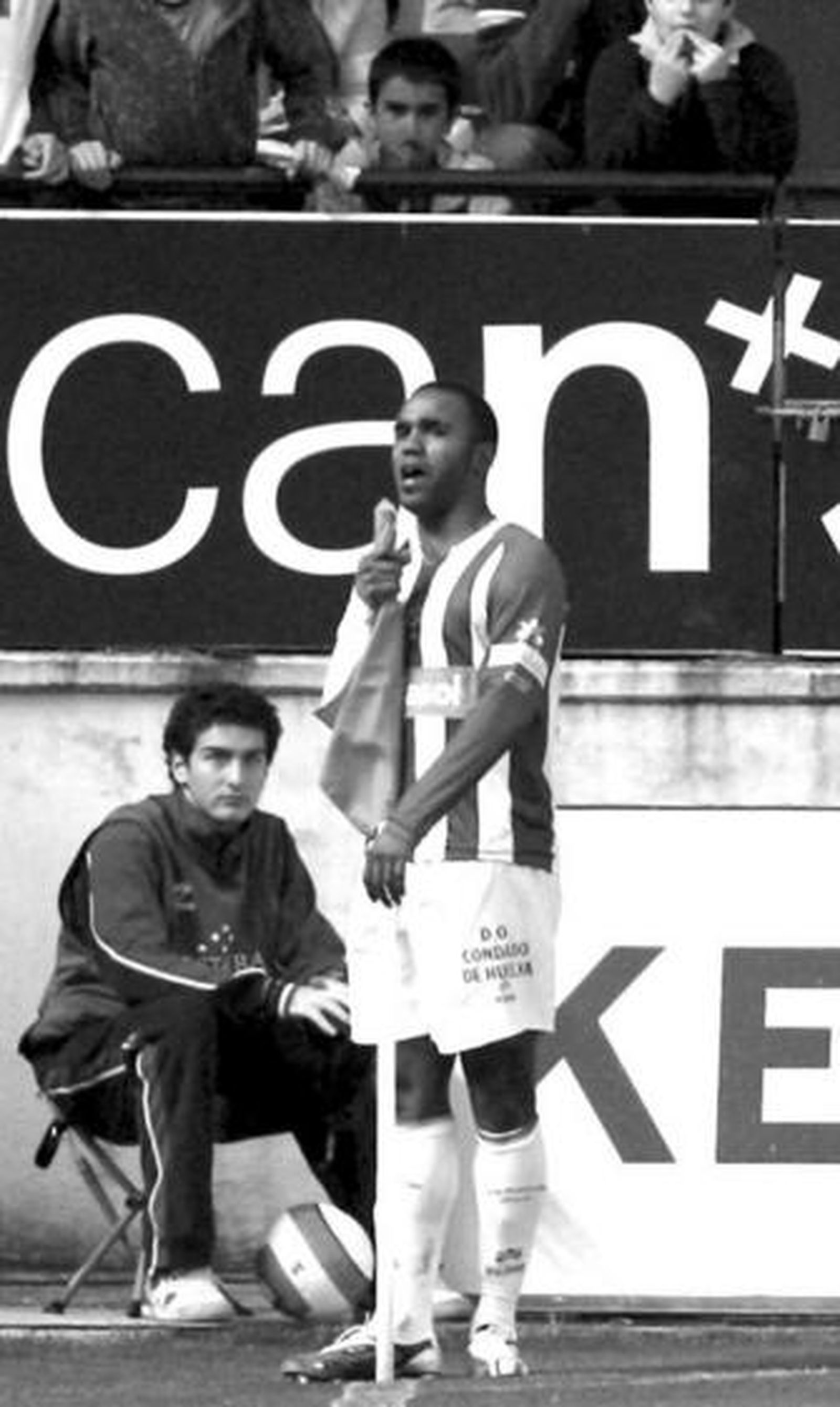 El gol de Sinama Pongolle en Pamplona sirvió para que el Recre salga de los puestos de descenso.