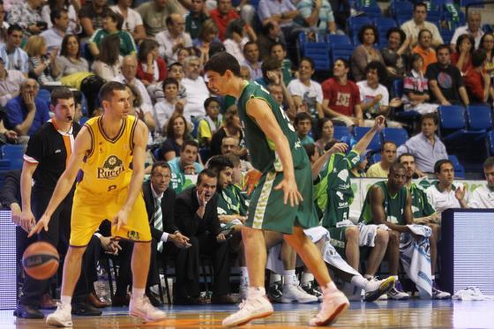 El Unicaja saca la visa virtual para los 'play off' por el título con una convincente victoria ante el Blancos de Rueda (88-58).