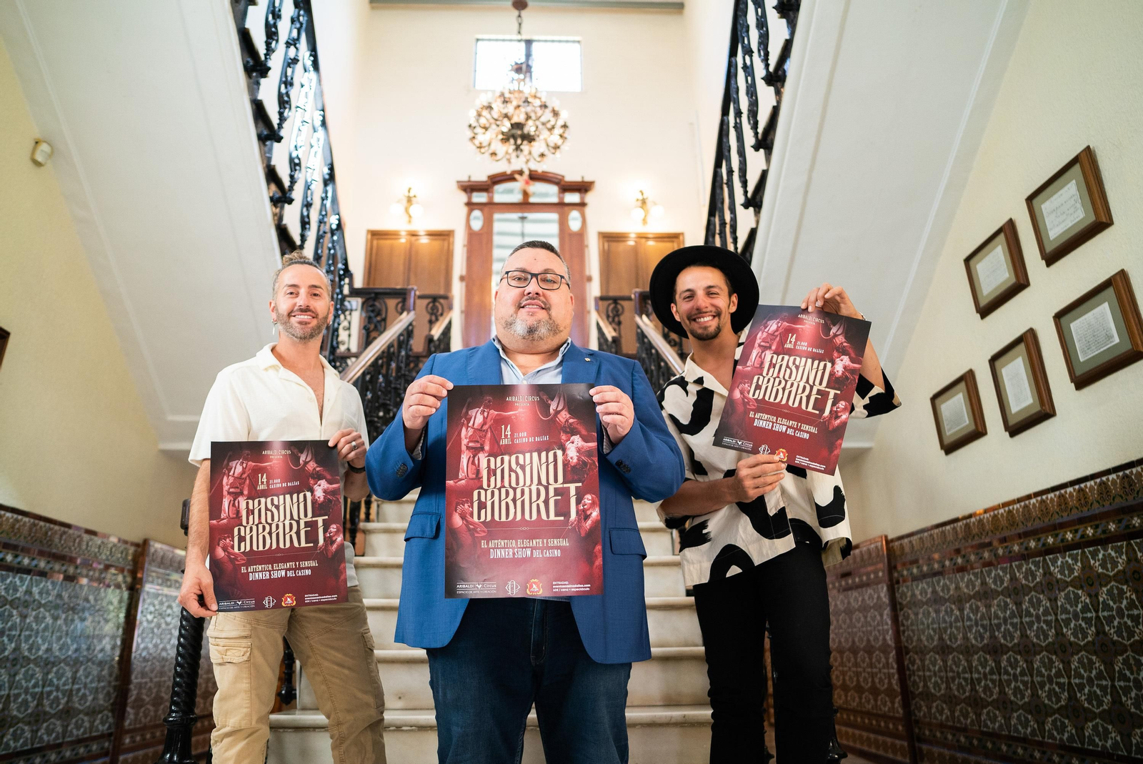 Los responsables de Aribaldi Circus con Fran Díaz Portillo, presidente del Casino de Dalías.