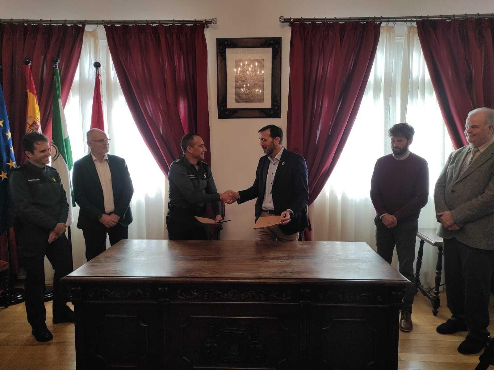 Almansa y Ruiz, tras la firma del protocolo.