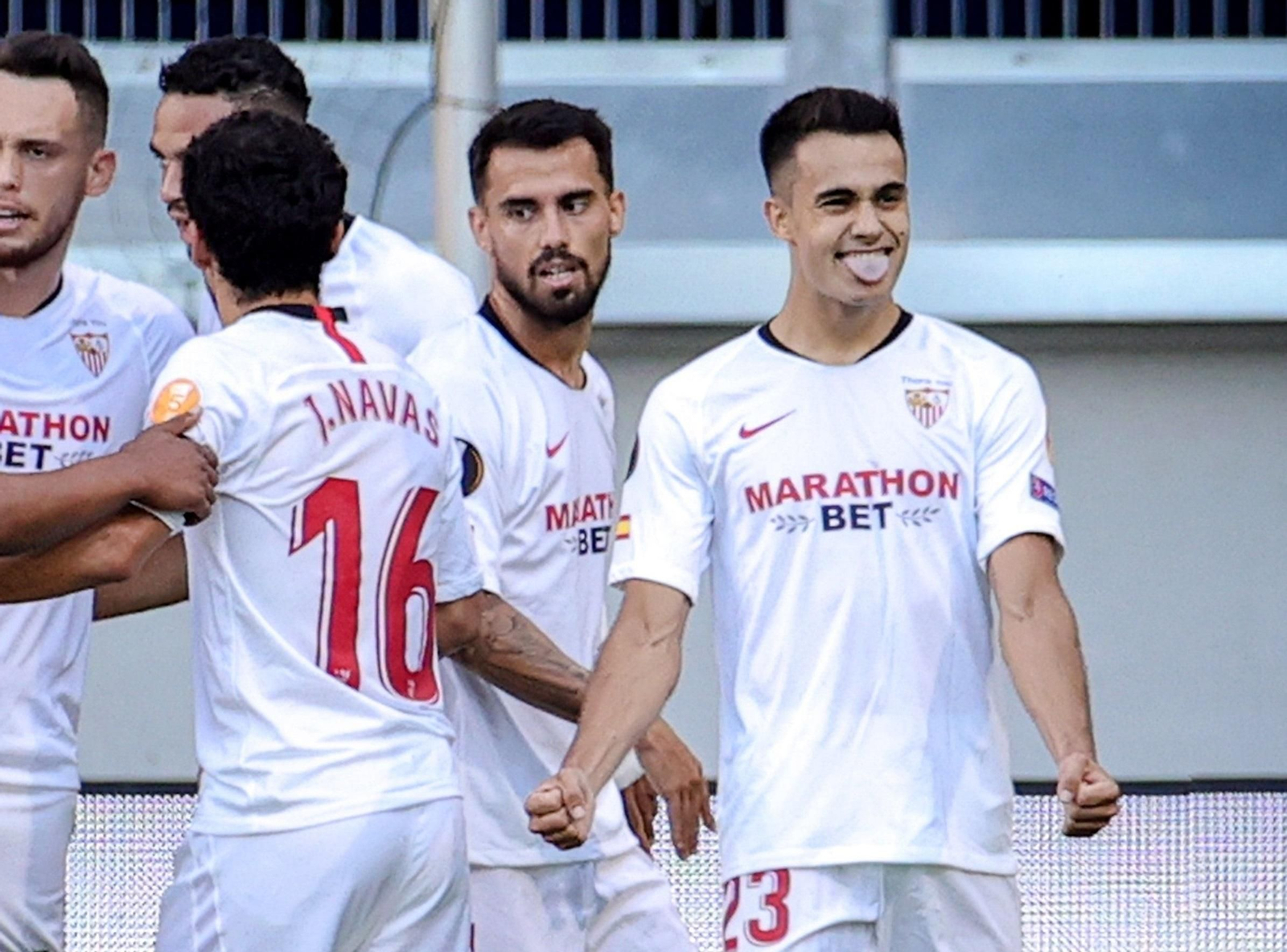 Suso, junto a Reguilón tras el gol a la Roma.
