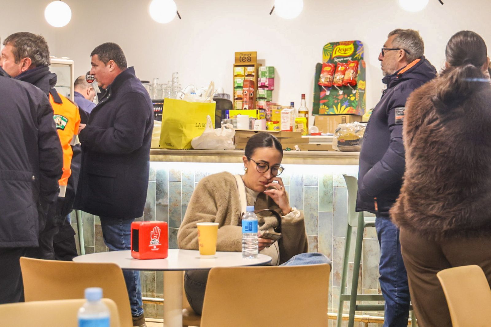 Imágenes en el Hogar del Pensionista de Adamuz en el que los familiares recibieron ayuda e información