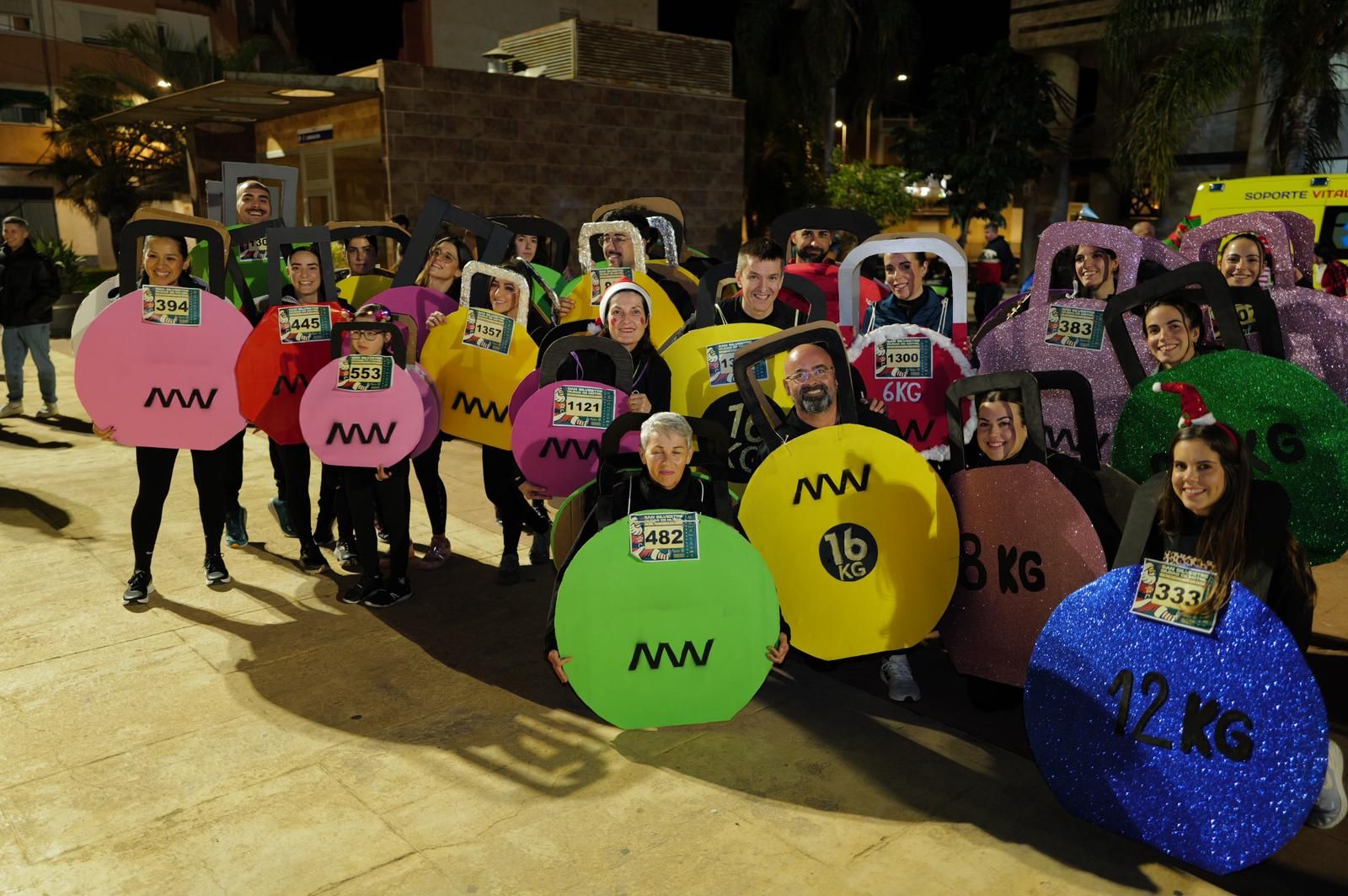 Trolls, coches de choque, bolsas de regalo o exploradores del Parque Jurásico: Así ha sido la San Silvestre de Motril