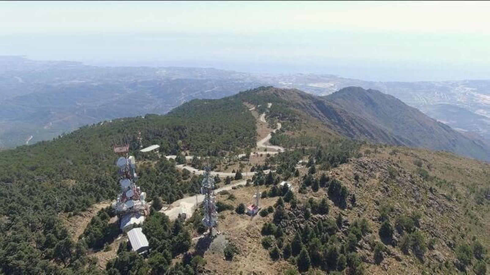 La carretera que da acceso al pico de Los Reales, en Sierra Bermeja, en una imagen de archivo.