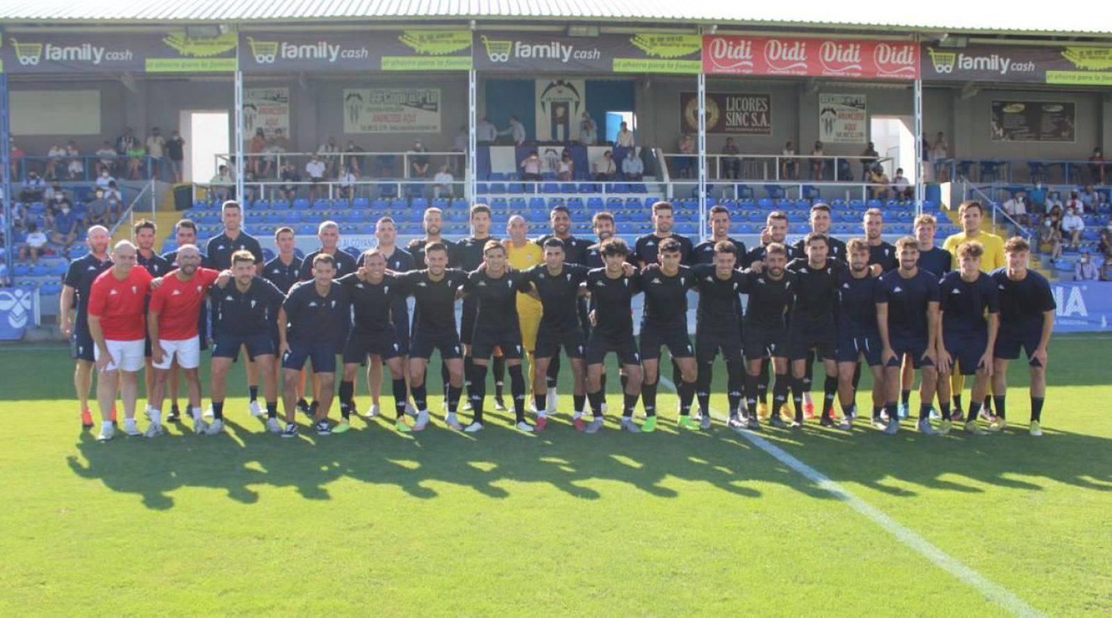 La plantilla del Alcoyano para la temporada 2021-22 posa en su presentación