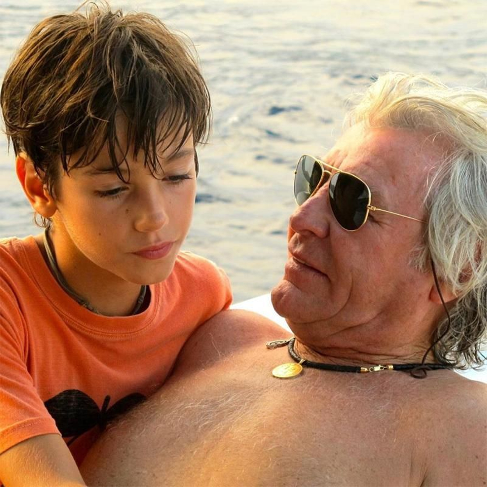 Bonita estampa de Ángel Nieto con su hijo menor de niño.