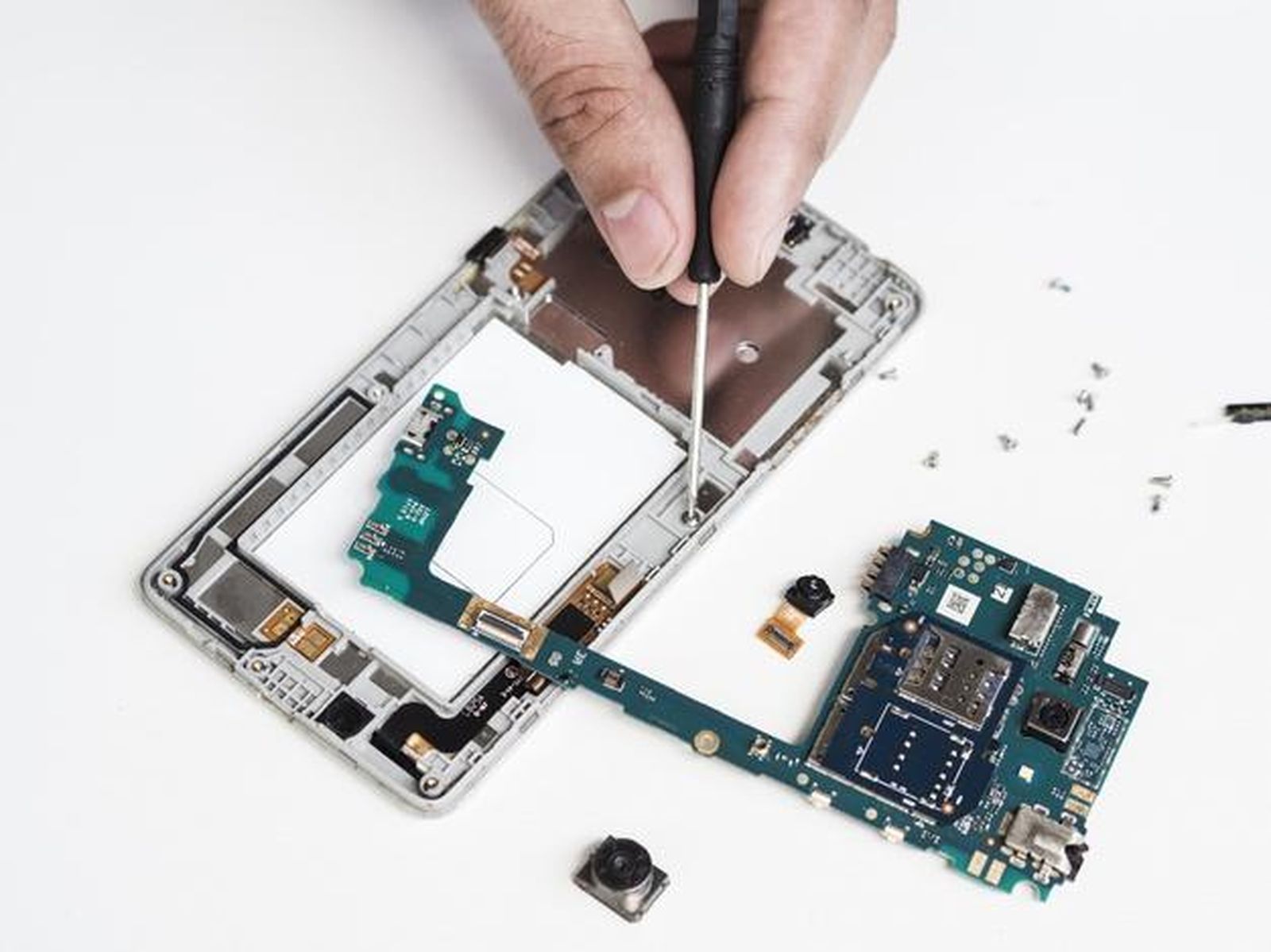 ¿Reparar el móvil en lugar de comprar otro?