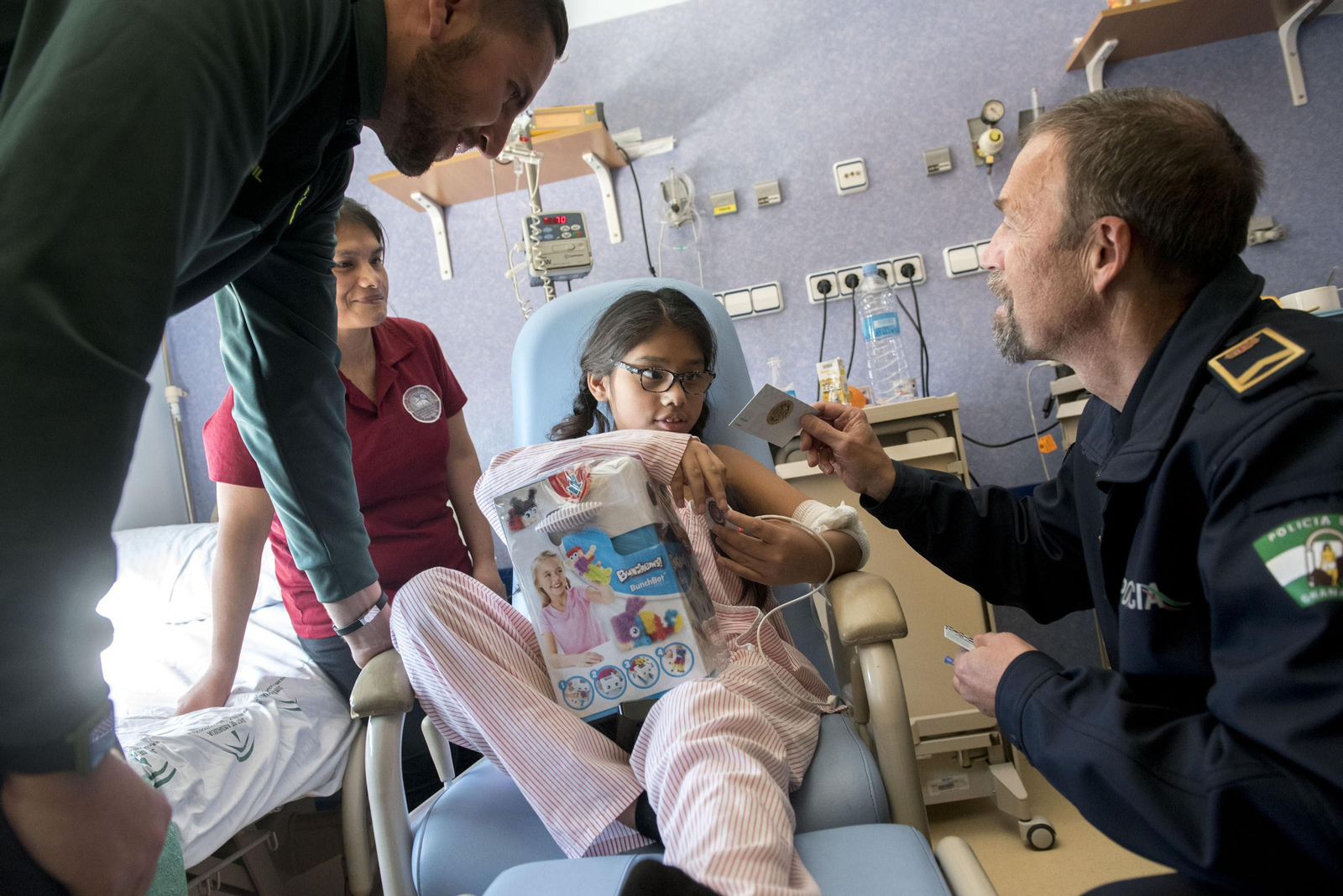 Las Fuerzas de Seguridad visitan a los menores ingresados en el Hospital Materno Infantil