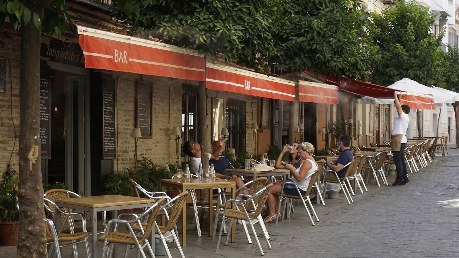 Veladores casi vacíos en el centro de Sevilla.
