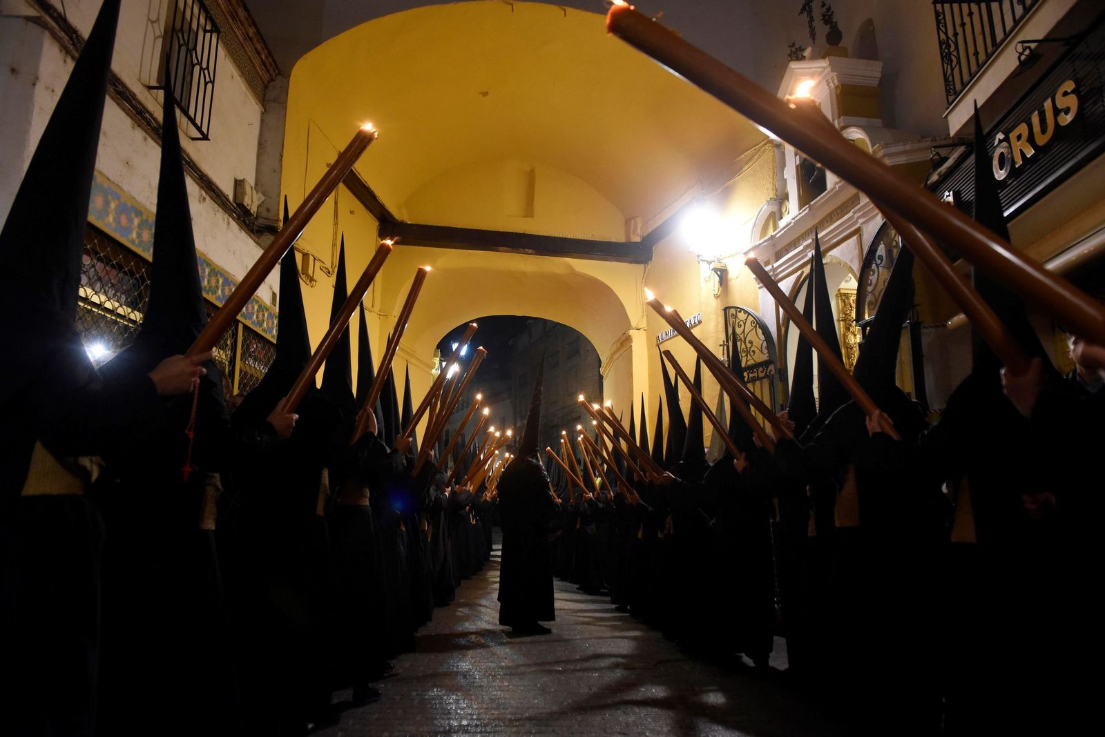Nazarenos pasando por el Arco del Postigo.