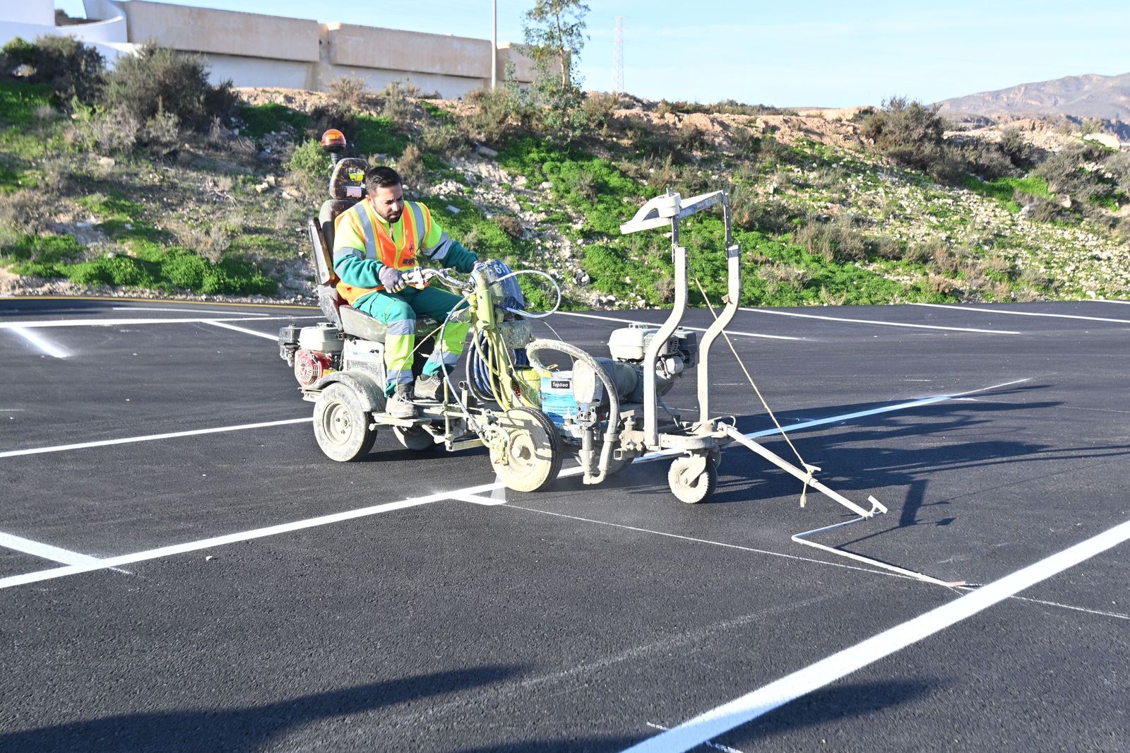 Pintado de las plazas del parking.