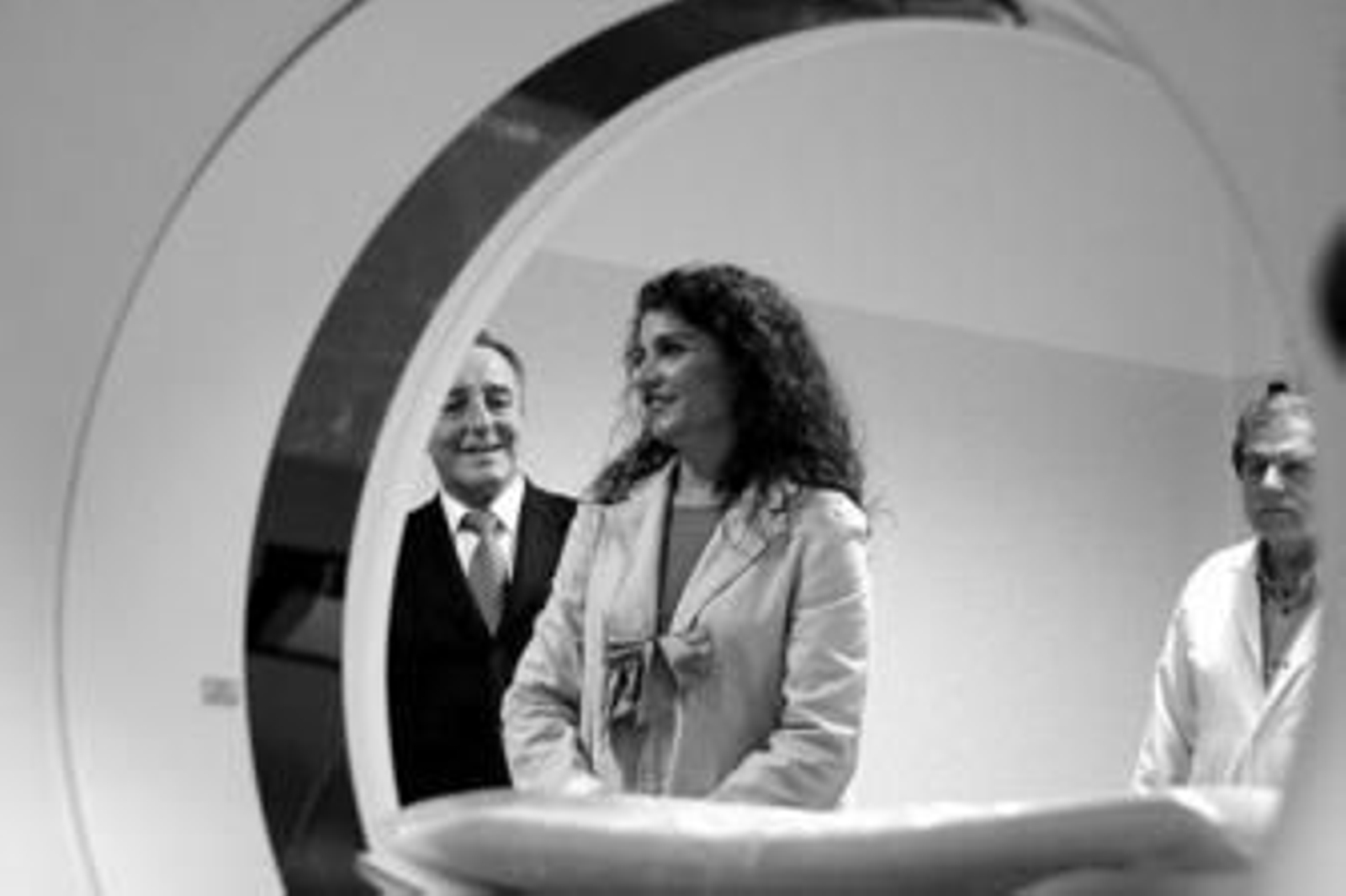 María Jesús Montero, consejera de Salud, supervisa el TAC en compañía del delegado, Hipólito García, y Elías Simón, jefe de Urgencias.