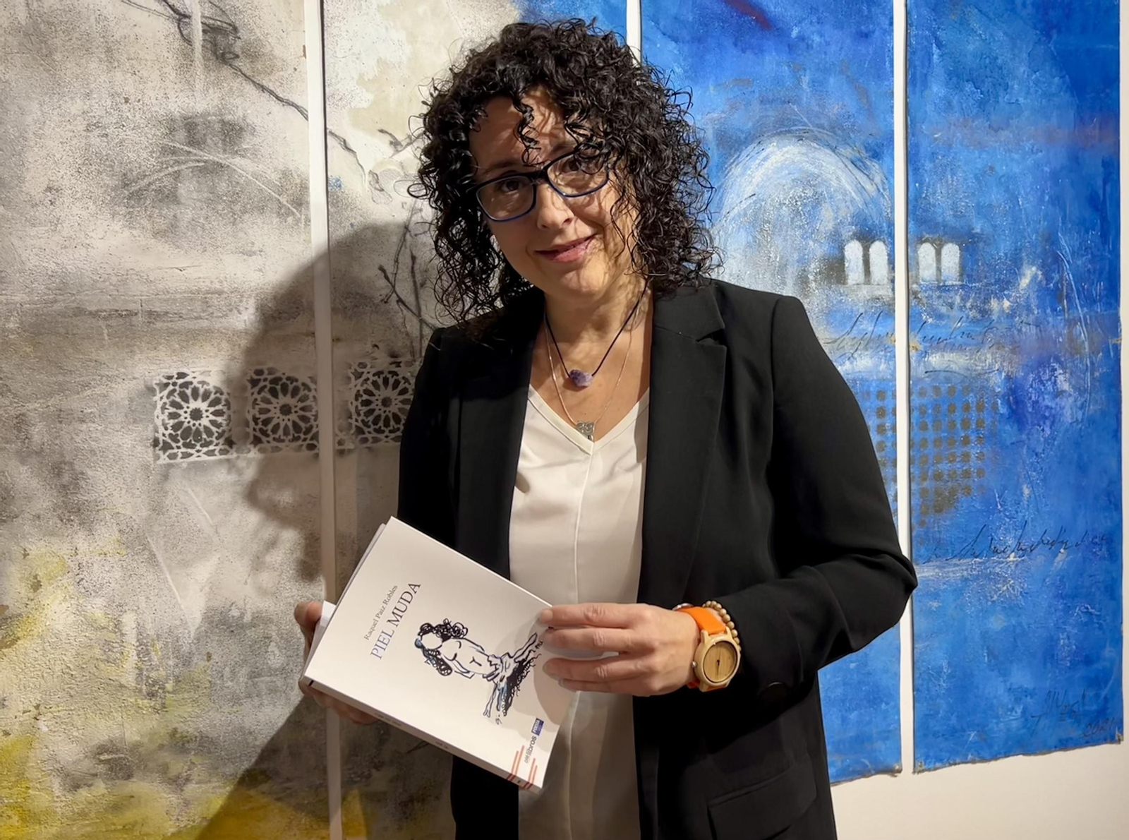 La autora Raquel Paiz y su nuevo poemario 'Piel muda'