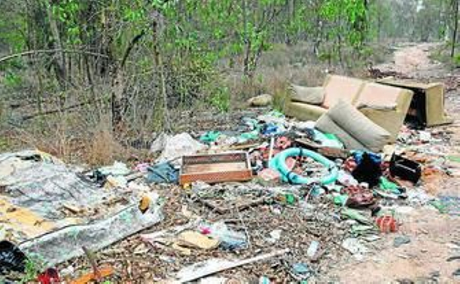 Imagen de basura y desperdicios, tomada ayer.