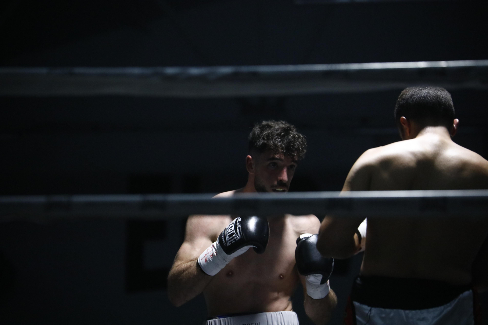 La victoria de El Cazador Jr sobre Mathieu Gomes en Córdoba, en imágenes