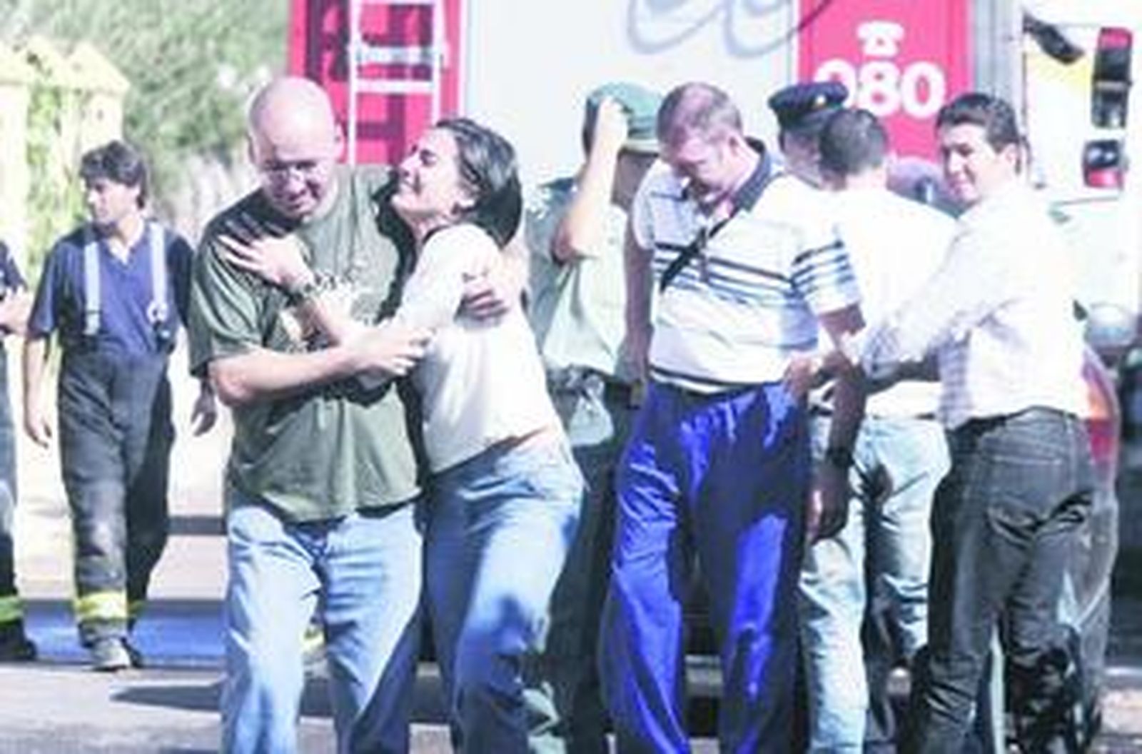 Familiares de las víctimas se consuelan al conocer el hallazgo de dos cadáveres ayer en Villarrubia.
