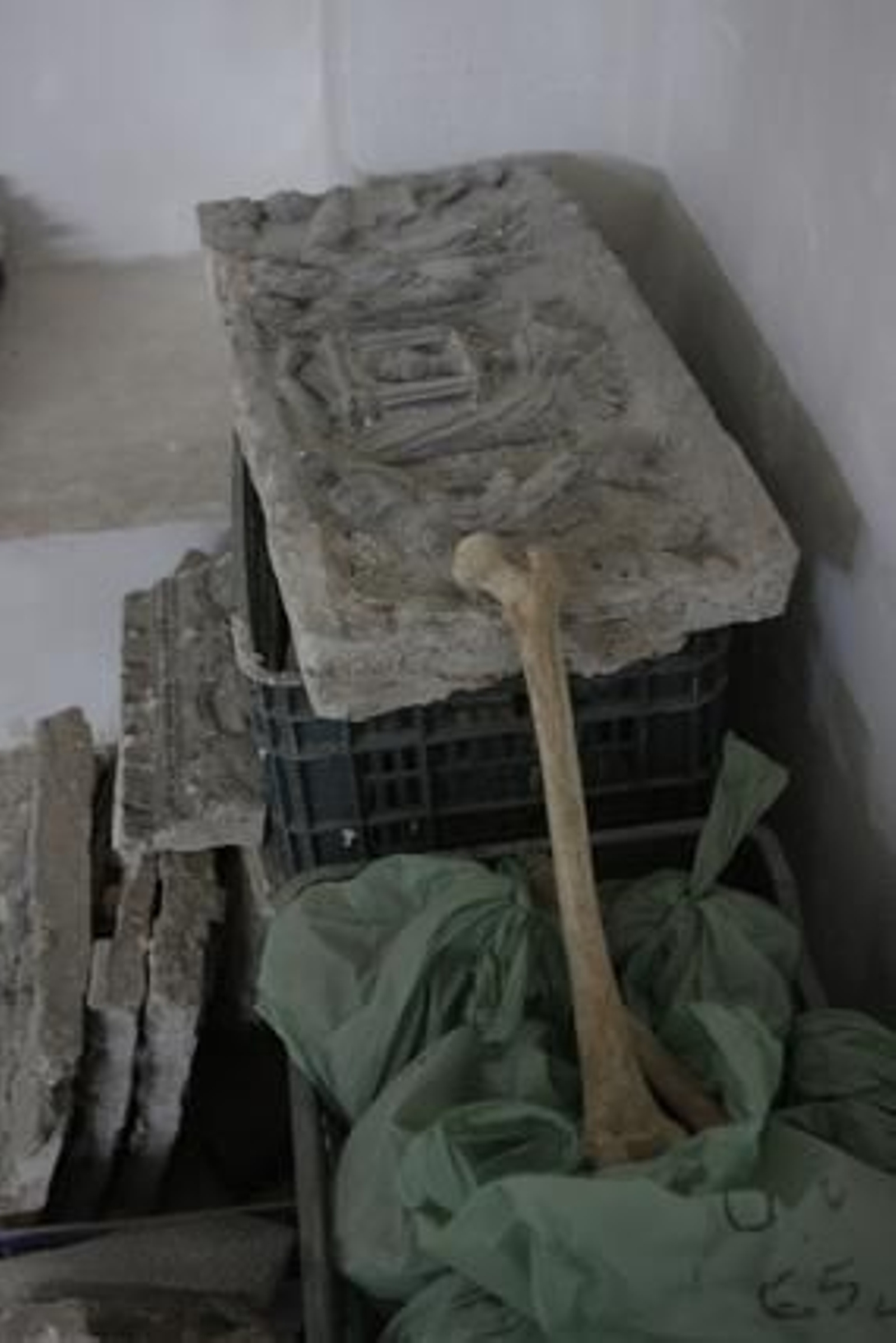 Yeserías de la capilla sacramental del antiguo convento de Agustinas, junto a restos encontrados de una monja. 

Foto: José Ángel García