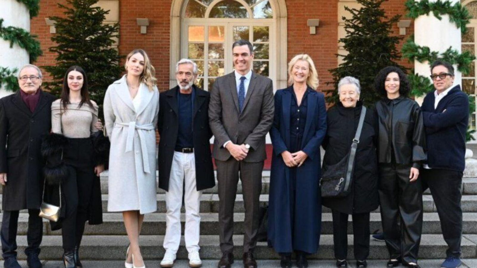 La imagen oficial de la visita de los actores de 'Cuéntame' a la Moncloa.
