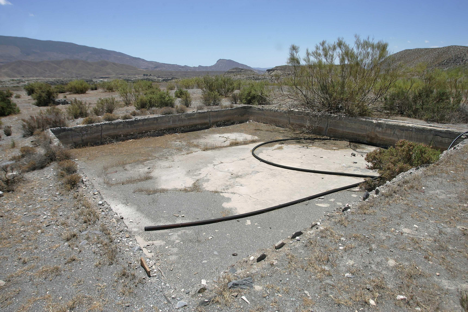 Balsa de riego en Tabernas en desuso por falta de agua. Balsa de riego en Tabernas en desuso por falta de agua.