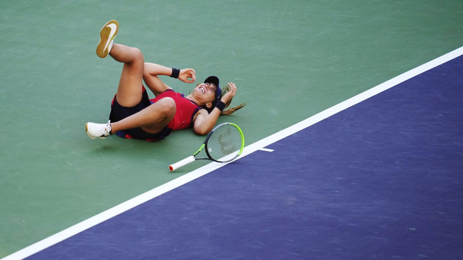 Paula Badosa se tira al suelo tras adjudicarse el punto de partido en Indian Wells.