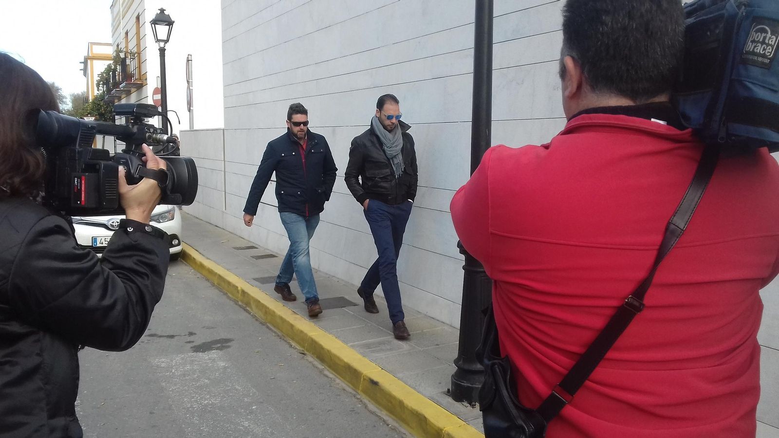 Los otros dos agentes almonteños investigados, en La Palma. Los otros dos agentes almonteños investigados, en La Palma.