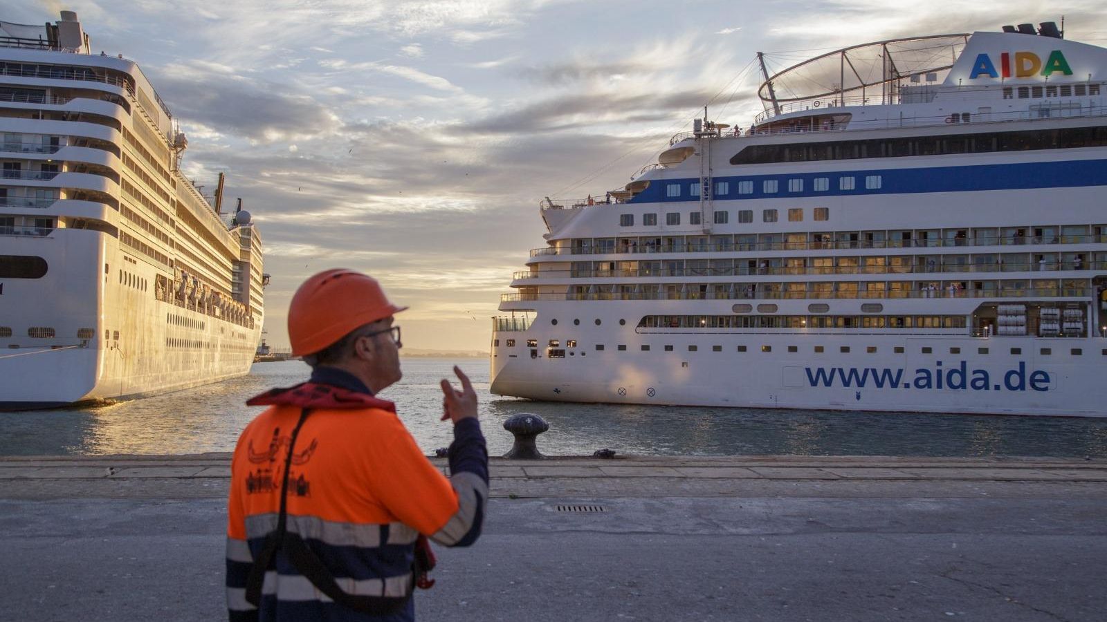 Un operario del puerto de Cádiz participando en las labores de atraque del crucero de la naviera Aida Cruises Un operario del puerto de Cádiz participando en las labores de atraque del crucero de la naviera Aida Cruises
