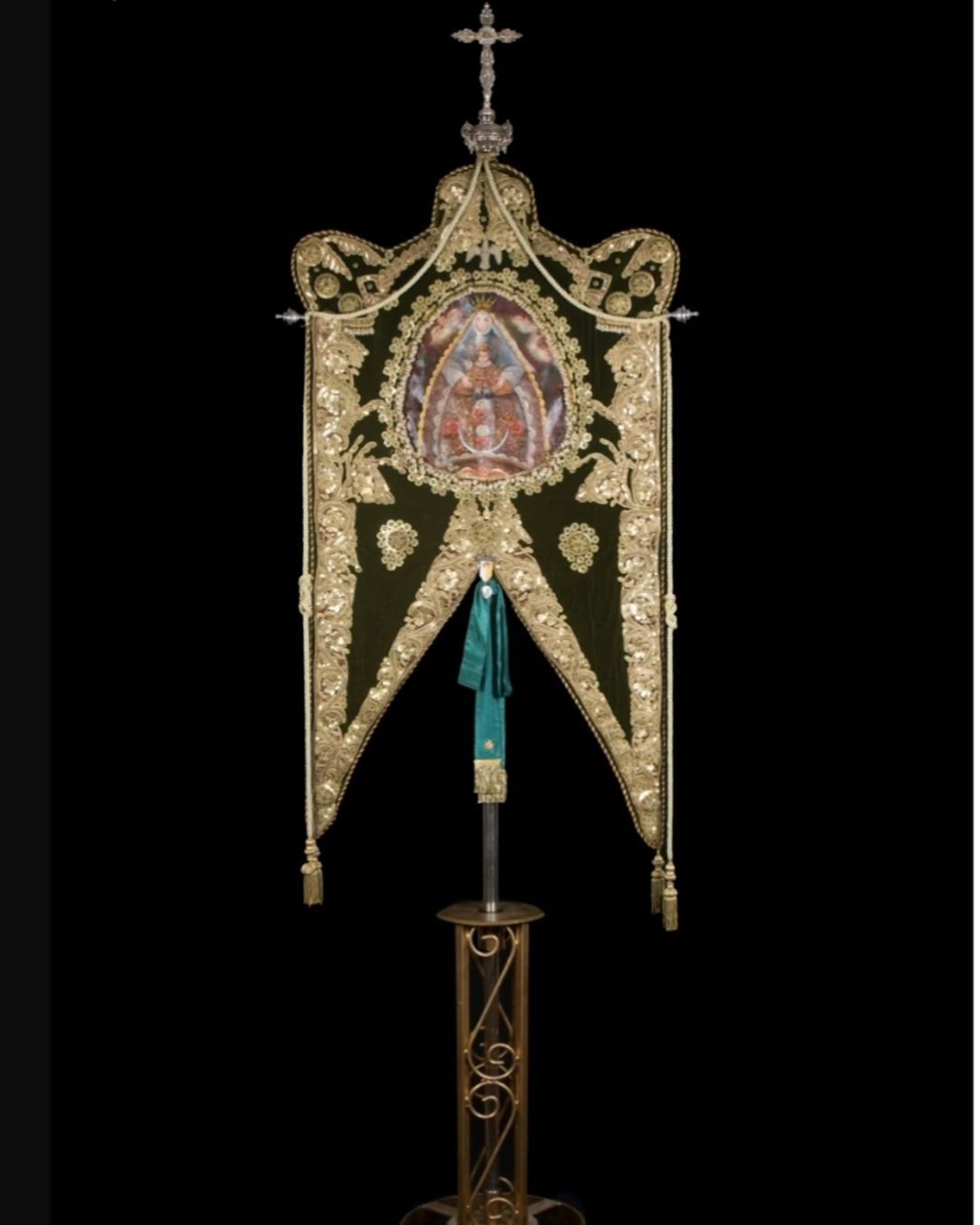 Simpecado de la Hermandad del Rocío de Camas