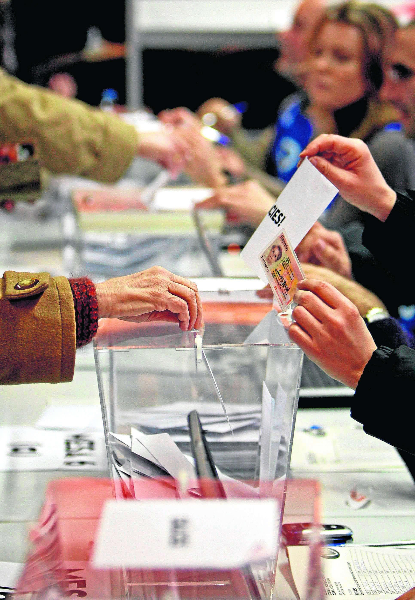 Una mujer deposita su voto en una urna