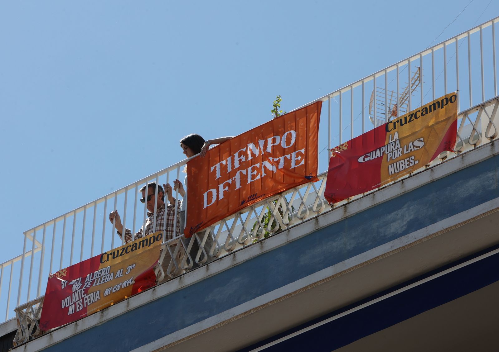 Banderolas y colgaduras en los balcones de Los Remedios