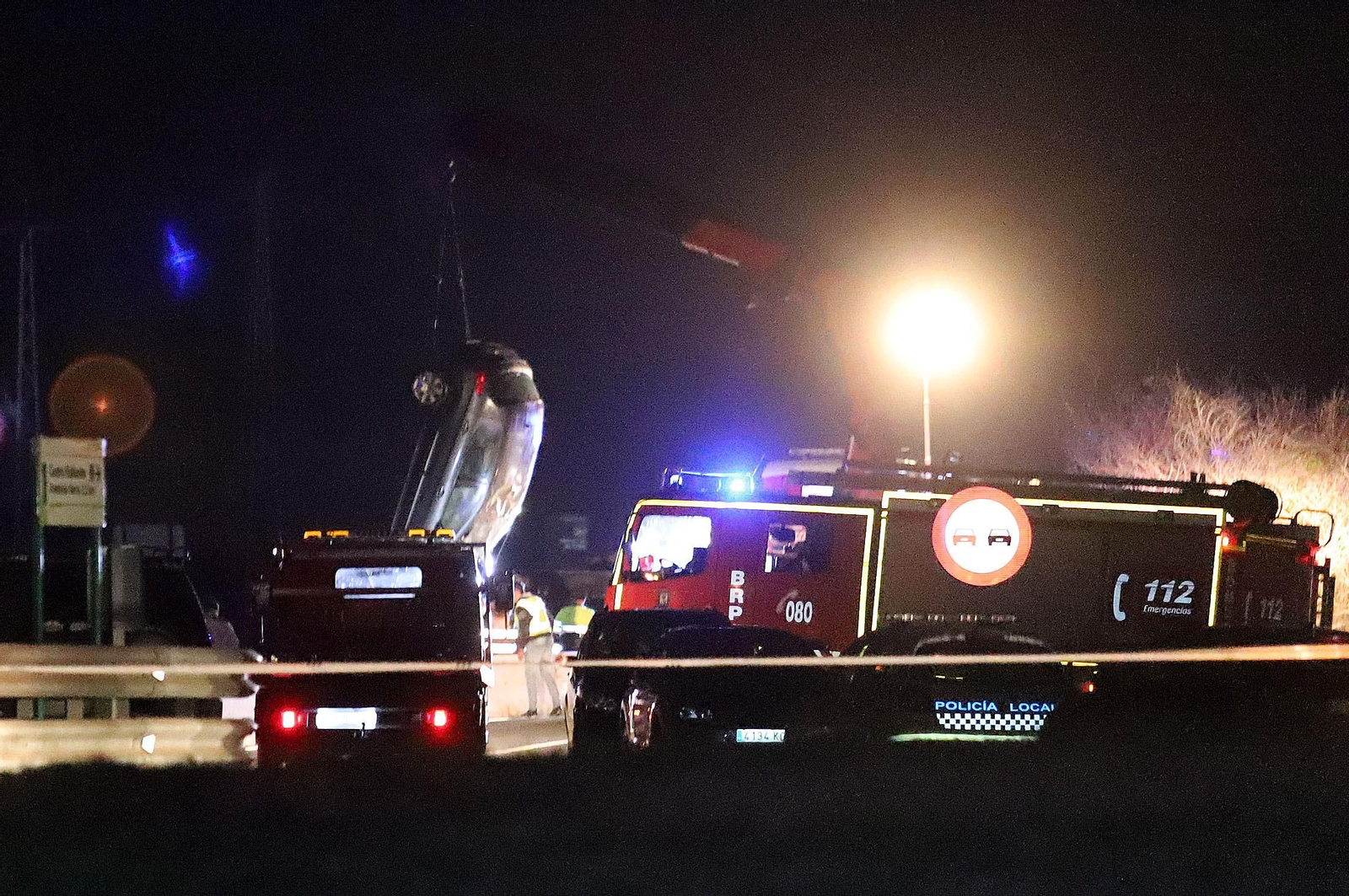 Momento en el que los equipos de rescate logran sacar el coche del agua a media tarde de ayer.