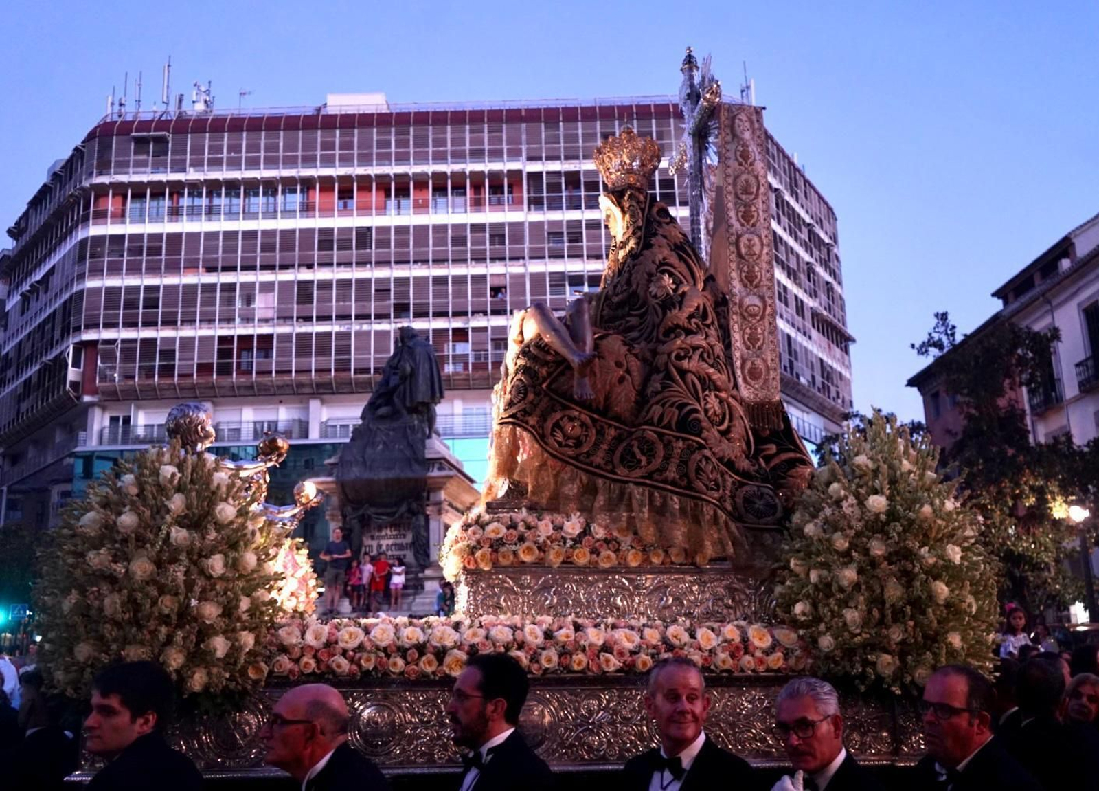 Fotos: así ha sido la procesión de la Virgen de las Angustias de Granada