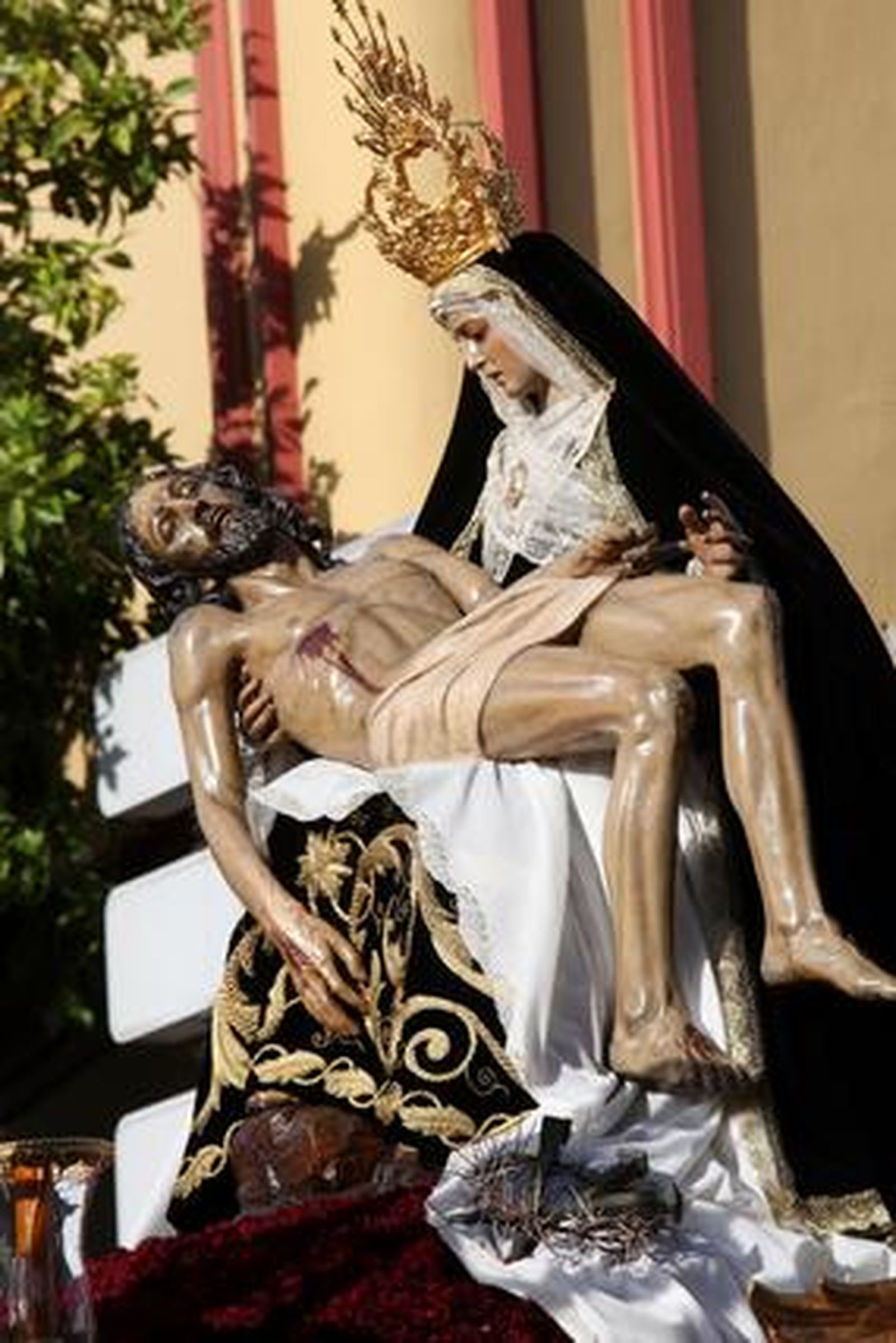 Las Angustias lucía ayer un nuevo tocado.

Foto: Vanesa Lobo