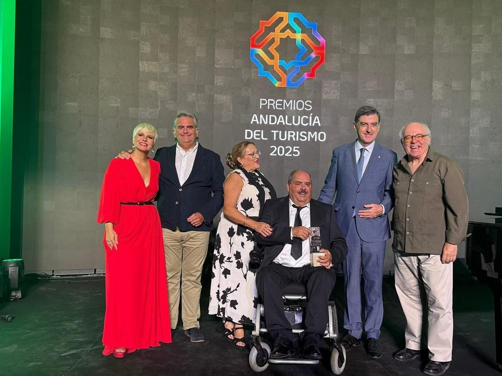 Representantes de la Matriz y del proyecto premiado con el galardón.