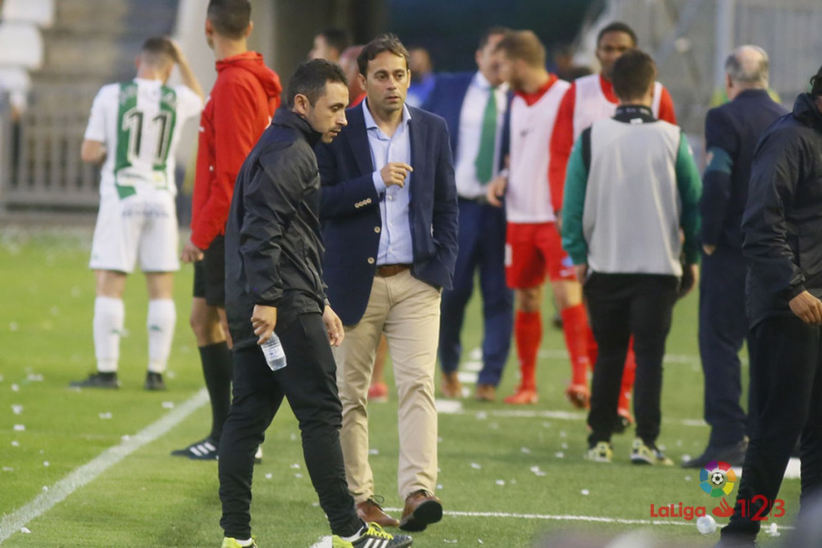 Fran Fernández y el fisio Pedro Simón, en el área técnica.
