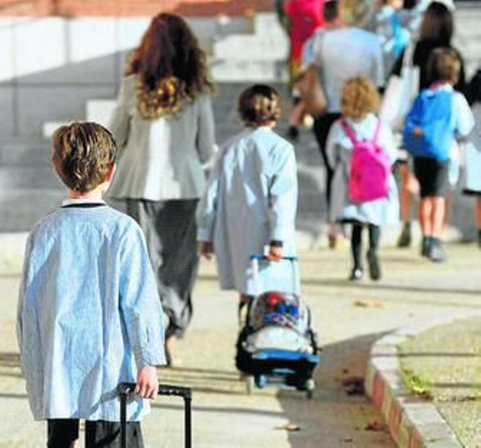 Escolares acuden a clase.