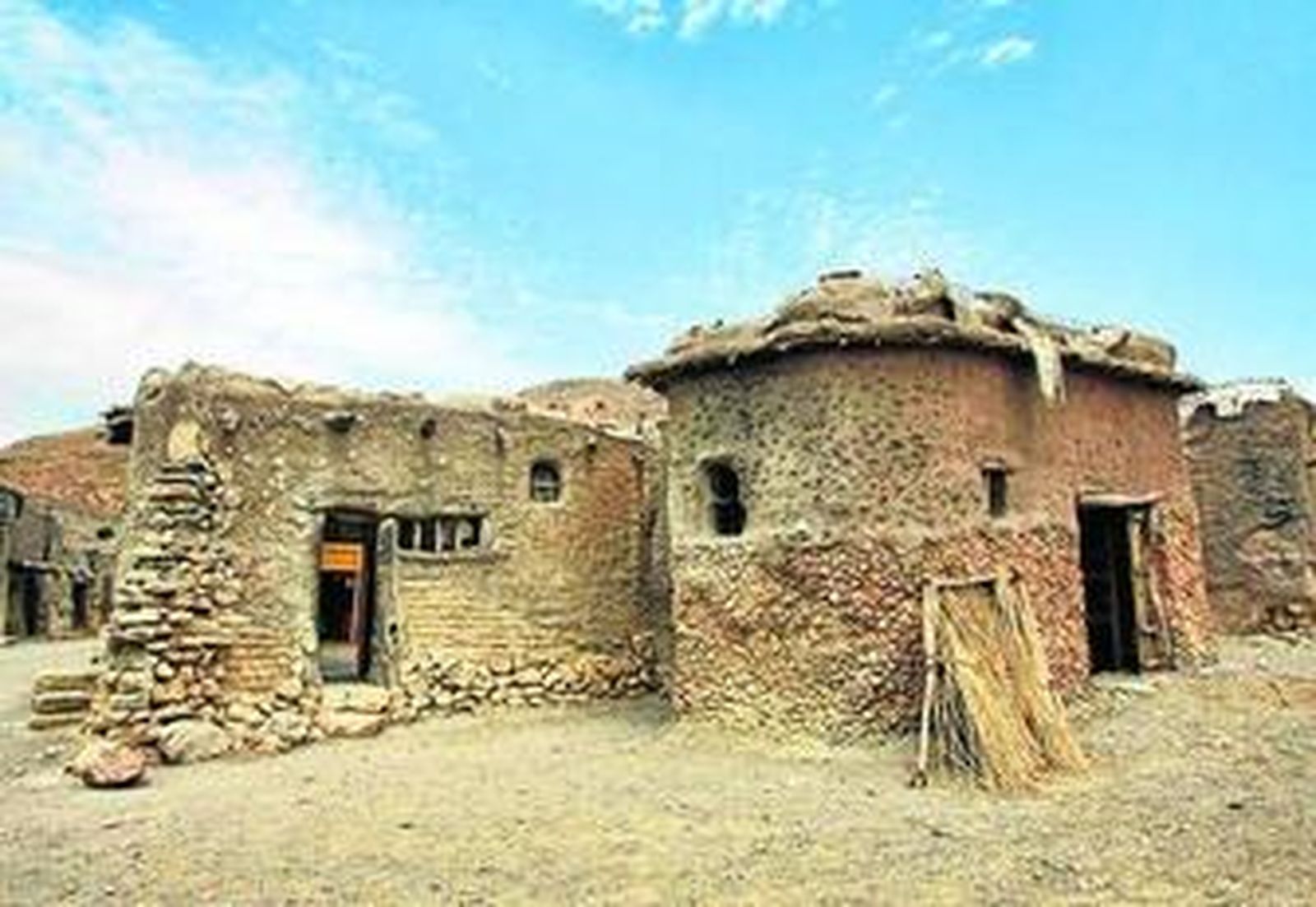 Es un poblado fantasma que se divisa desde la carretera de Sierra Alhamilla.