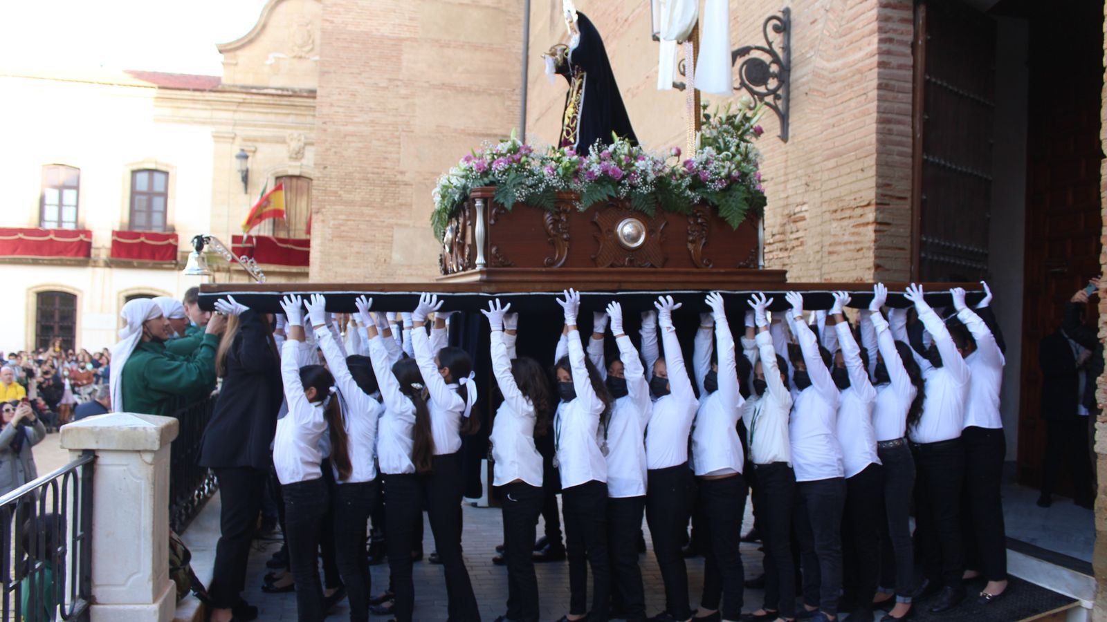 La Virgen de la Soledad saliendo de la iglesia de Vera.