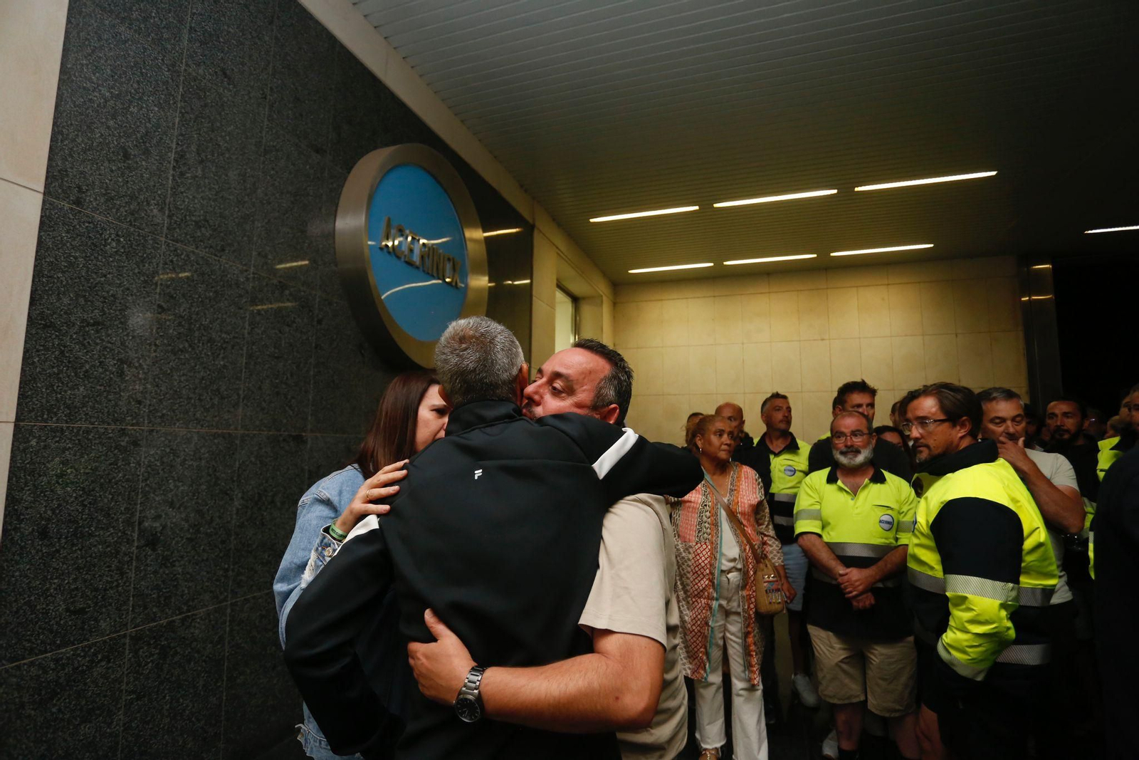 Trabajadores de Acerinox tras conocerse el resultado del referéndum. Trabajadores de Acerinox tras conocerse el resultado del referéndum.