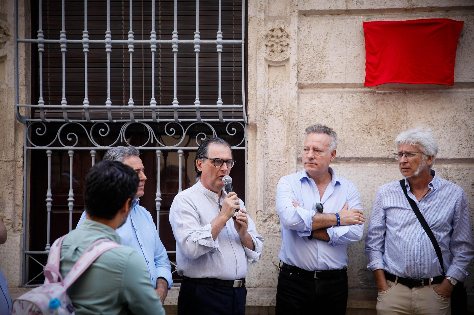 La Asociación de Vecinos del Casco Histórico inaugura una placa en homenaje al periodista Juan Martínez Martín 'Volapié'