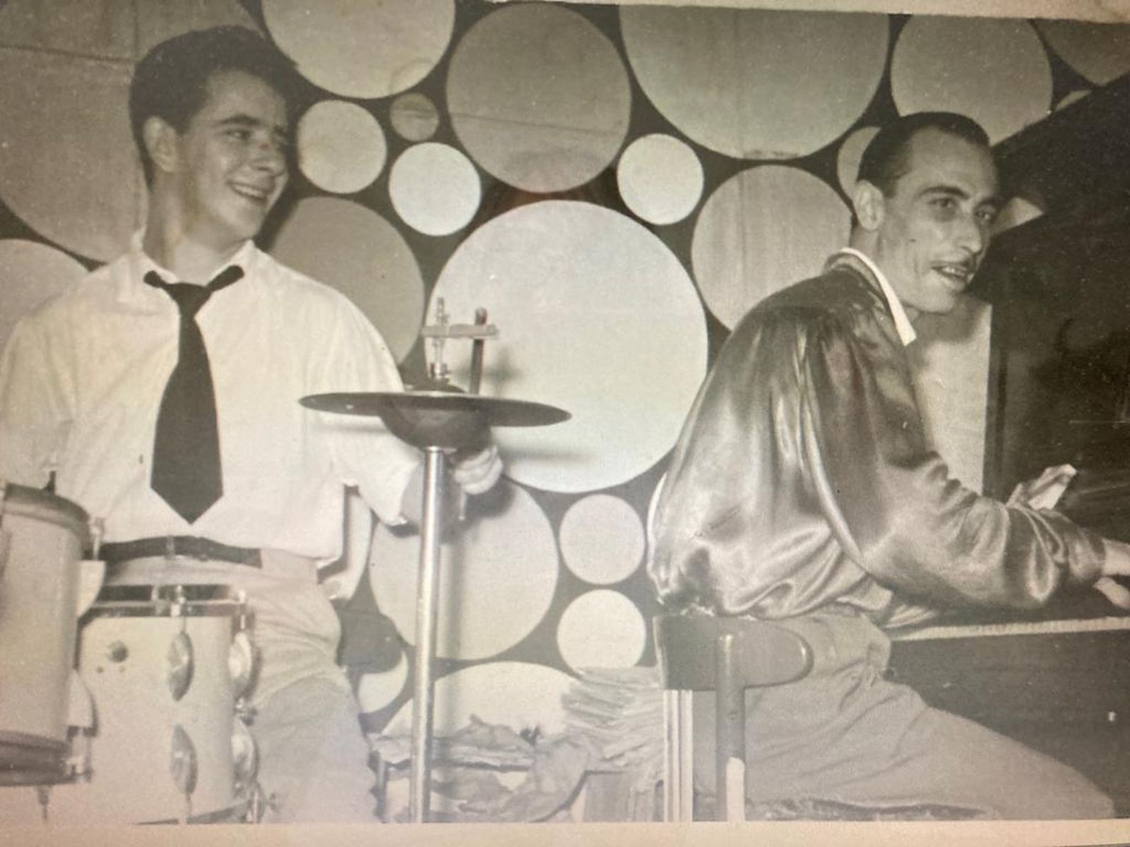 Carlos Domínguez Hernández, en una de las actuaciones del grupo Atlántida acompañando al batería.