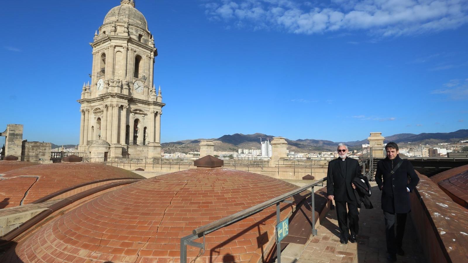 El deán y el arquitecto de la Catedral en la cubierta El deán y el arquitecto de la Catedral en la cubierta
